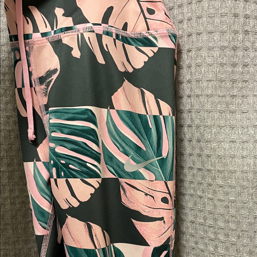 NikeTropical Leaf Print Leggings